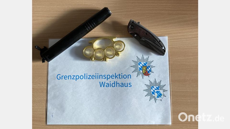 Die Beamten stellten einen Schlagring, einen Teleskopschlagstock und ein Einhandmesser sicher. Bild: GPI Waidhaus