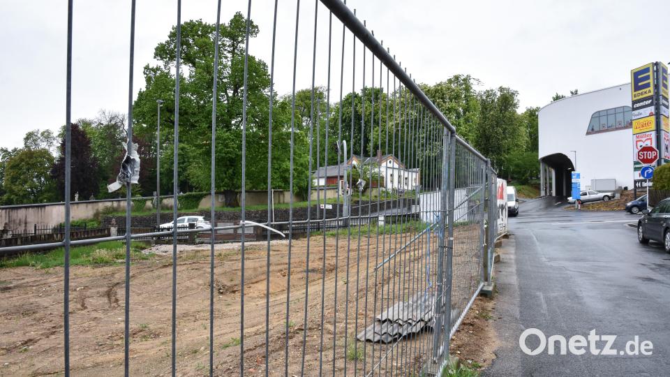 Das Grundstück liegt gleich gegenüber den Oberpfalz-Arkaden. Früher stand hier die Metzgerei Luber, die mittlerweile abgerissen ist – nun soll auf dem Areal mit dem neuen Mehrfamilienhaus nachverdichtet werden. Bild: Stephan Huber