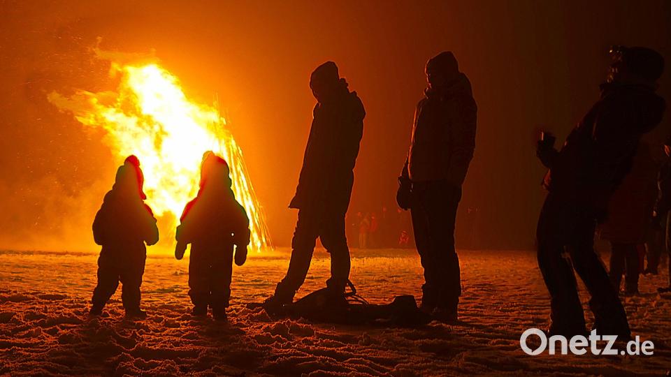Magisch angezogen vom Bergfeuer füllten sich auch viele Kinder, die mit ihren Eltern auf den Schusterberg kamen. Bild: bsc