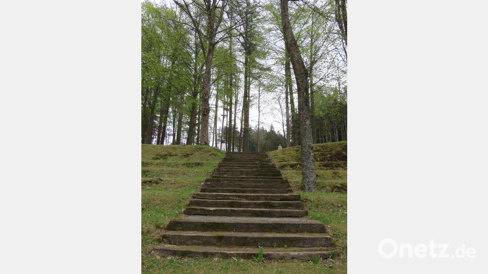 Eine verwitterte Holztreppe führt einen kleinen Hügel hinab zum Freialtar. Bild: ubb