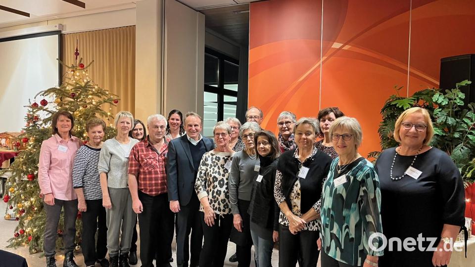 Ein Teil der Helfer stellte sich vor Beginn der Feier zum Gruppenfoto auf. Bild: Viola Vogelsang