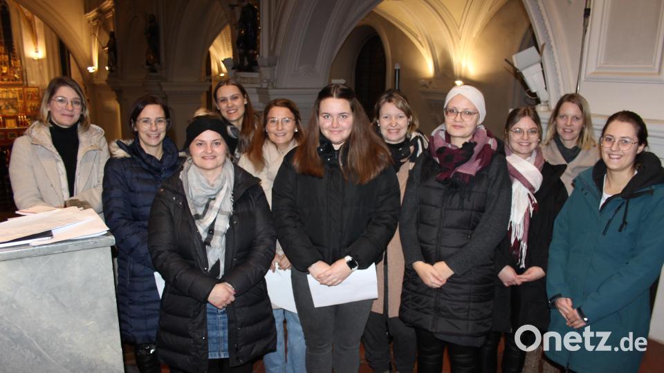 Der Wondreber Chor "TonArt" unter Leitung von Daniela Dörfler (links) hatte wunderschöne Lieder im Gepäck. Bild: heb