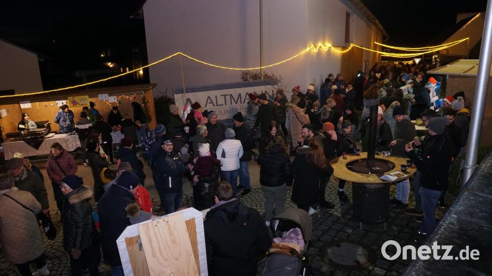 In den Verkaufsständen in der Kirchgasse gibt es eine reiche Auswahl und Lichterketten sorgen für weihnachtliche Stimmung. Bild: nib