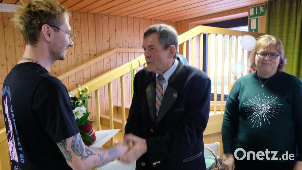 Für den Träger des Kindergartens, der Katholischen Kirchenstiftung sagte Pfarrer Max Früchtl dem scheidenden Erzieher ein Vergelt‘s Gott für seine wachsende, gedeihliche und blühende Arbeit zum Wohle der Kinder. Bild von links: Sebastian Reil, Pfarrer Max Früchtl und Angelika Sellmeyer für die Kirchenverwaltung. Bild: Fred Lehner