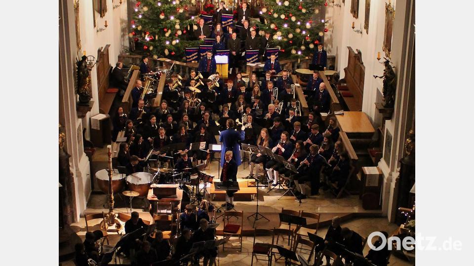 Insgesamt 90 Aktive des Musikvereinssind im Nachwuchsorchester (im Vordergrund), im Jugendblasorchester (Mitte) und bei den Dagesteiner Musikanten (am Altar stehend) beim Weihnachtskonzert im Einsatz. Bild: Stefanie Gradl