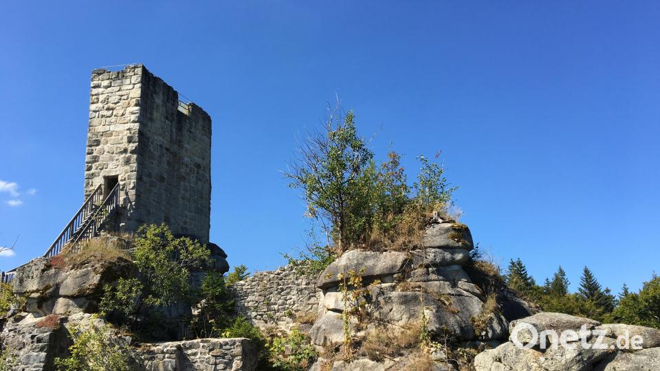 Burg und Felsen verschmelzen. Bild: Hohlheimer
