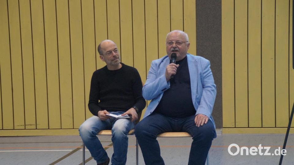 Günter Wetzel (rechts) beantwortete die Fragen der Schüler und zeigte dadurch die Hintergründe seiner spektakulären Flucht auf. Unterstützt wurde er von Matthias Wanitschke, dem Thüringer Landesbeauftragten zur Aufarbeitung der SED-Diktatur. Bild: wel