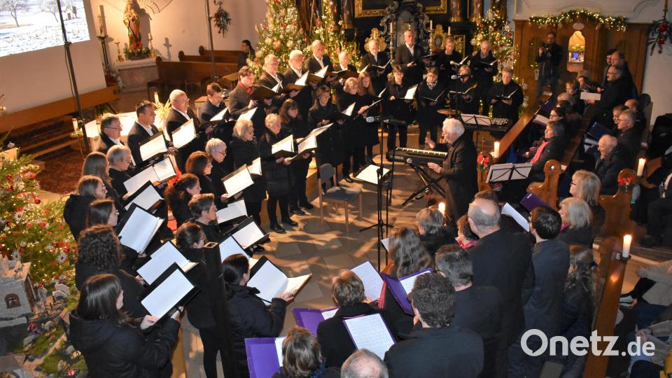 Ein großer Klangkörper sorgte beim Benefiz-Weihnachtskonzert mit der Chorgemeinschaft St. Georg in der Pressather Pfarrkirche für Begeisterung beim Publikum. Bild: rgr