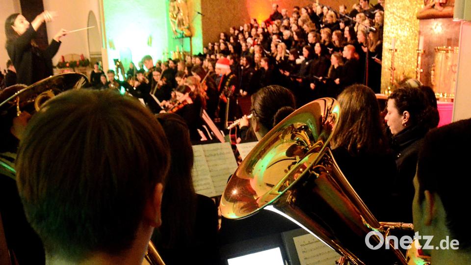Großes Finale mit zwei Dirigenten und allen Mitwirkenden bei &quot;Look at the World&quot;. Bild: Kunz