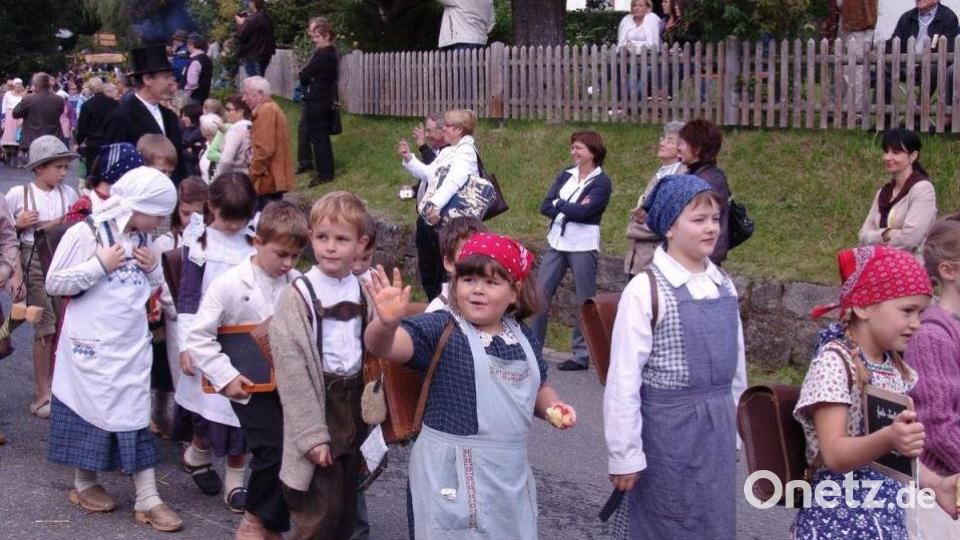 Alle zehn Jahre wird in Kastl das Erntedankfest mit einem historischen Erntedankzug gefeiert, zuletzt 2010. Nächsten September ist es wieder soweit: Wie auf diesem Archivbild soll wieder eine historische Schulklasse mit dabei sein. Archivbild: stg