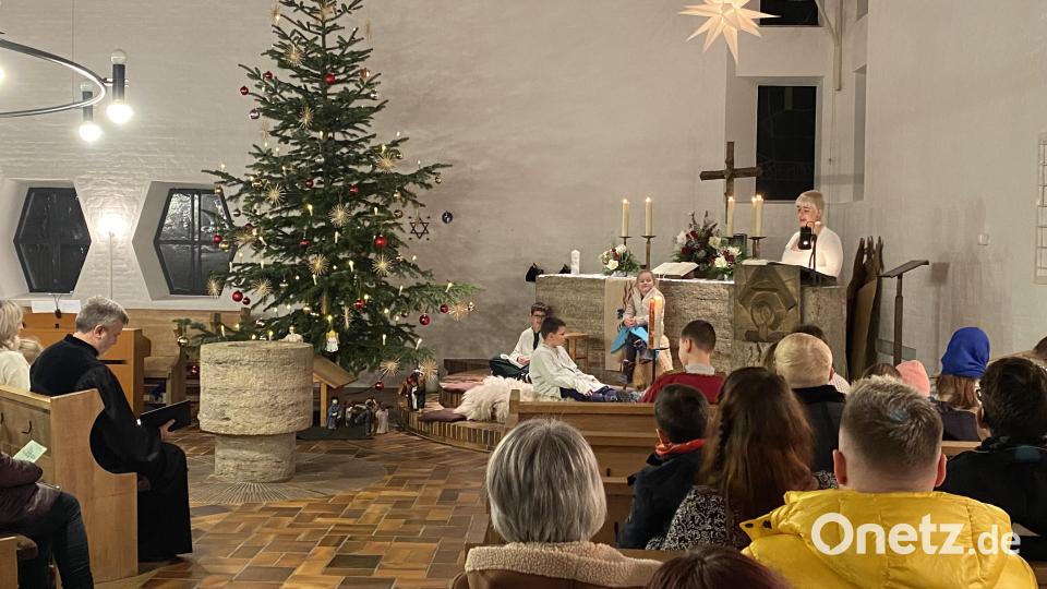 Paula Klepser liest die Weihnachtsgeschichte vor, die von Kindern in der Auferstehungskirche dargestellt wird. Bild: wel