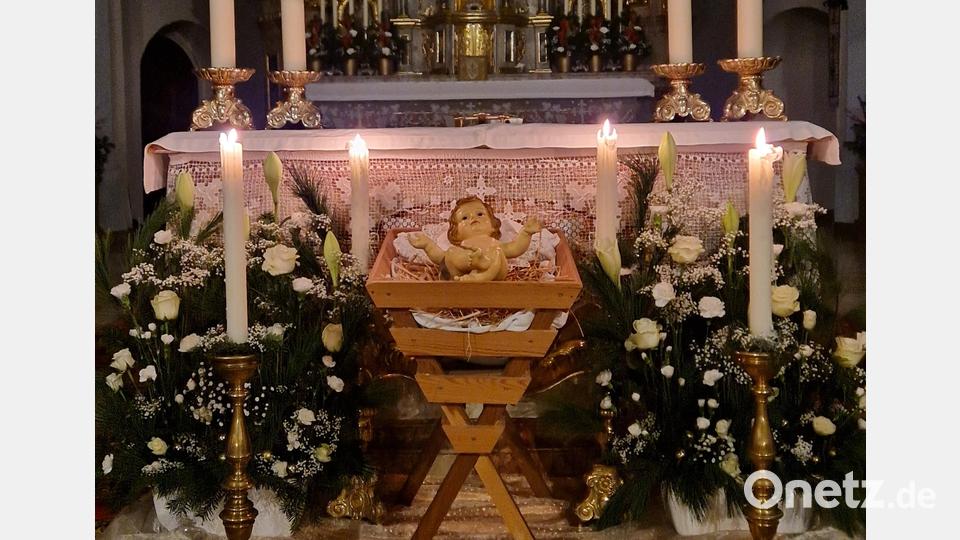 Das „Kind in der Krippe“ bildet den Mittelpunkt bei der mitternächtlichen Mette in der Miesbergkirche von Schwarzenfeld. Bild: mab