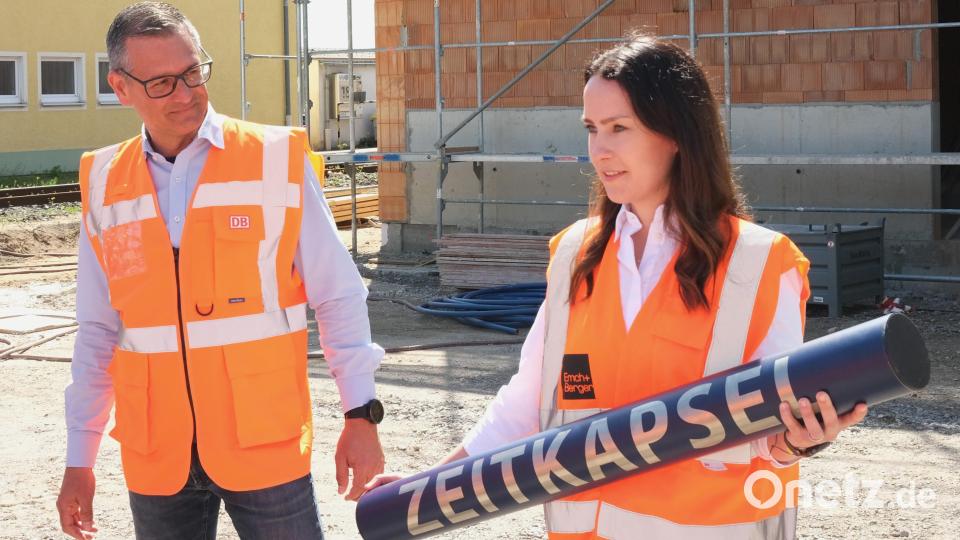 Projektleiterin Martina Rebhan vom Nürnberger Planungsbüro Emch + Berger GmbH (rechts) hat die Zeitkapsel mit Münzen, Plänen und Zeitungen gefüllt. Links Werkleiter Christian Suhren. Bild: Hirsch