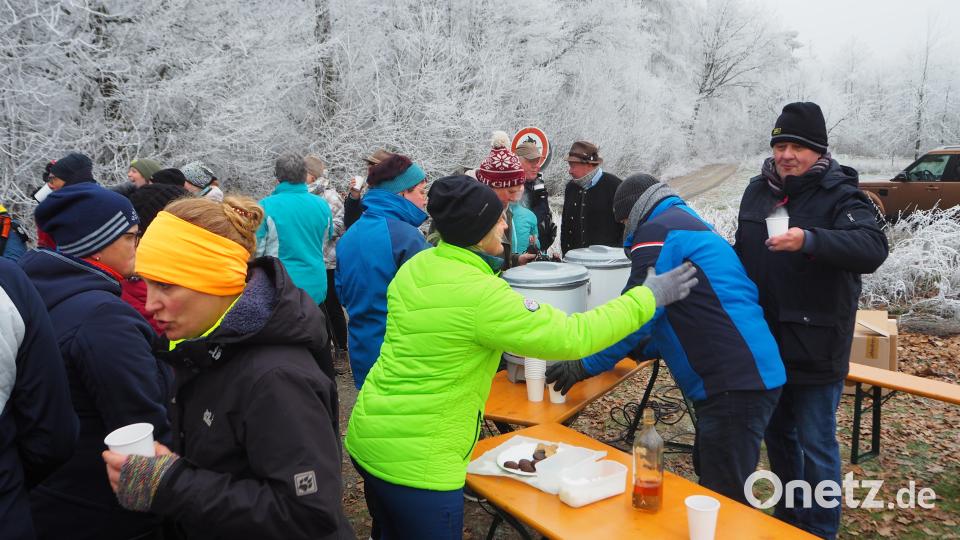 An der Zwischenstation auf der Grün gabs dann auch Stärkung in Form von Tee und Glühwein. Bild: wmi