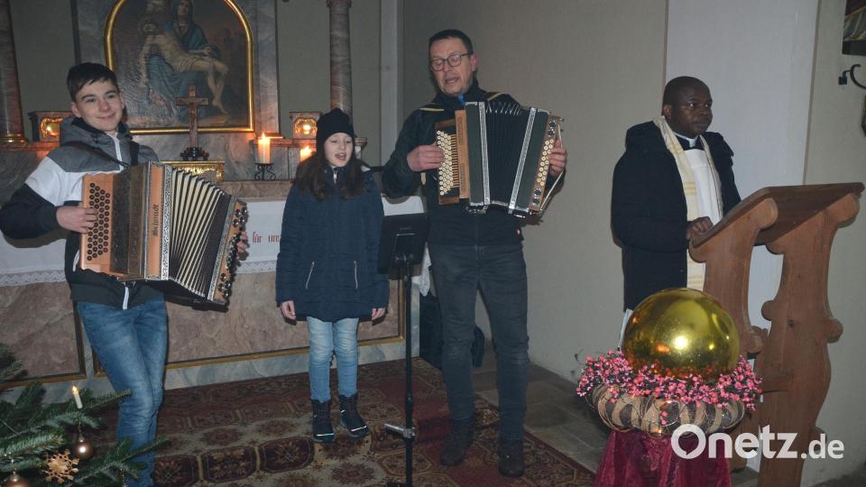 Reiner Artmann (Zweiter von rechts) und seine jungen Musiker Daniel und Antonia Kerst gestalteten die Andacht musikalisch. Bild: jr