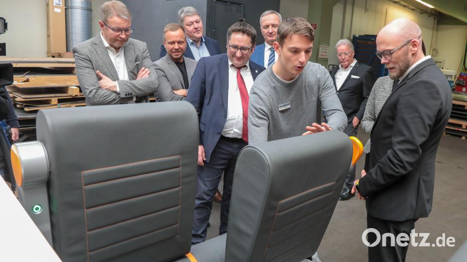 Der "Pendulum Seat" für Kurzstrecken-Schienenfahrzeuge ist eine Entwicklung von Probatec. Digitalminister Fabian Mehring (rechts) und weitere Vertreter der Landespolitik fanden das Projekt, das nun einen Partner für die Serienfertigung braucht, spannend. Bild: Wolfgang Steinbacher