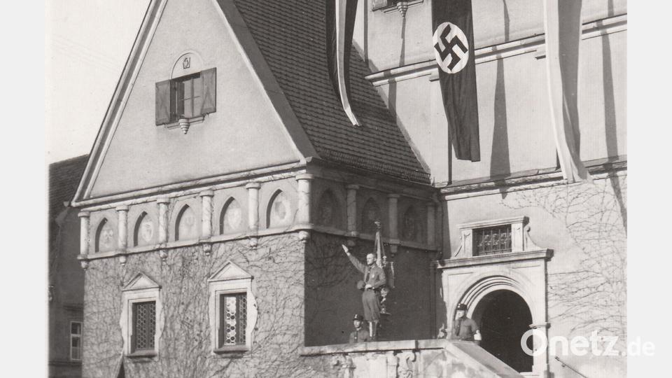Die Nazis hissten die Hakenkreuzfahne am Weidener Rathaus – eine Aufnahme vom 21. März 1933. Bild: Stadtarchiv Weiden