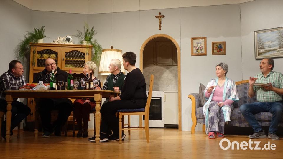 Lösen (von links) Metzge Keulinger (Josef Wirnshofer), Bernd Fischer (Johannes Gillitzer), Annemarie Maidenberg (Maria Hammerer), Rupert Finkenzeller (Ludwig Zwick), Pauline Meierhofer (Sabine Meindl), Lisbeth und Ernst Wallner (Birgit Höcherl/Herbert Spichinger) gemeinsam die Rätsel um die nächtlichen Geschehnisse? Bild: mmj