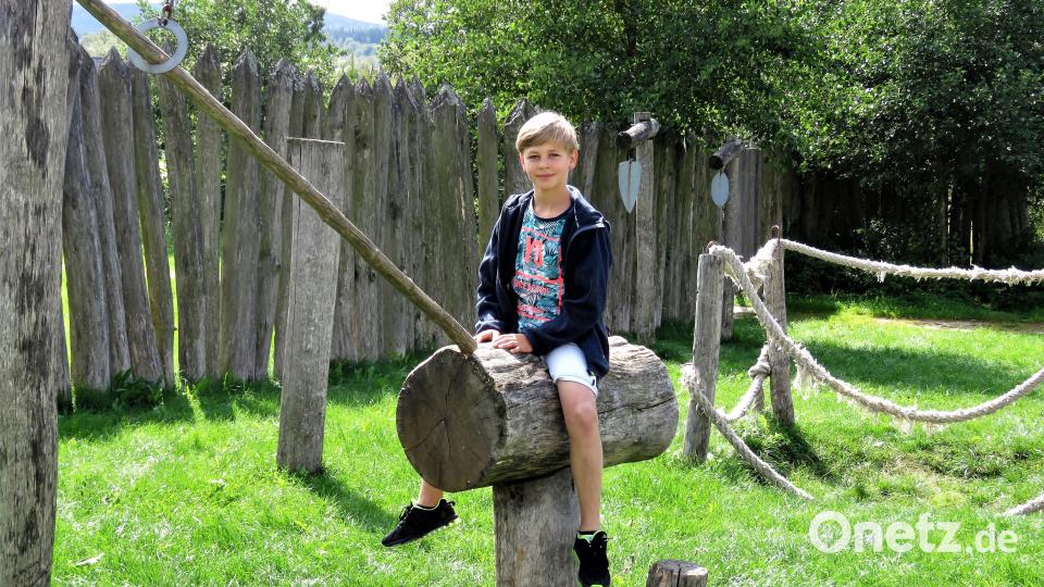 Ausruhen auf dem fiktiven Ritterpferd aus Holz. Bild: ubb