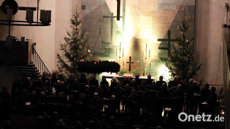 Statt einer Zugabe sang der Chor vom Altar aus mit der ganzen Gemeinde &quot;Tochter Zion&quot;. Bild: cog