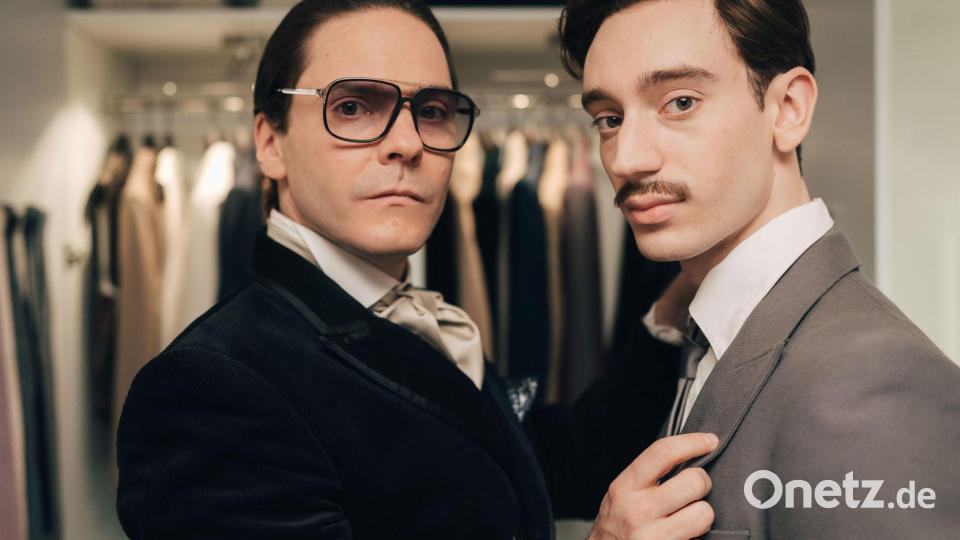 Daniel Brühl als Karl Lagerfeld in der Serie „Becoming Karl Lagerfeld“ (Disney+) zusammen mit Théodore Pellerin als Jacques de Bascher. Bild: Disney+/dpa