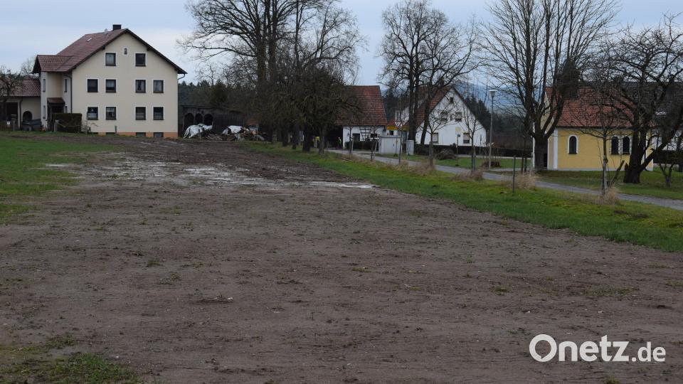 Die neue Wasserleitung verläuft vom Hochbehälter Schmalhof über Oberndorf und endet in Maierhof. Das angefallene Erdreich musste mit hohen Kosten entsorgt werden. Bild: bnr