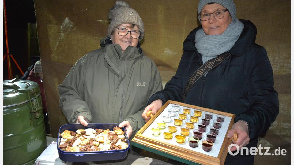 Andrea Zinnecker (links) und Gabi Bleistein präsentierten selbstgebackene Plätzchen und verschiedene Liköre. Bild: jr
