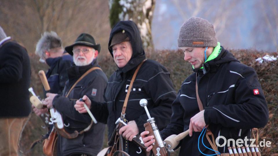 Trotz der eisigen Kälte wurde das Neujahrs-Böllern gestartet. Bild: kro