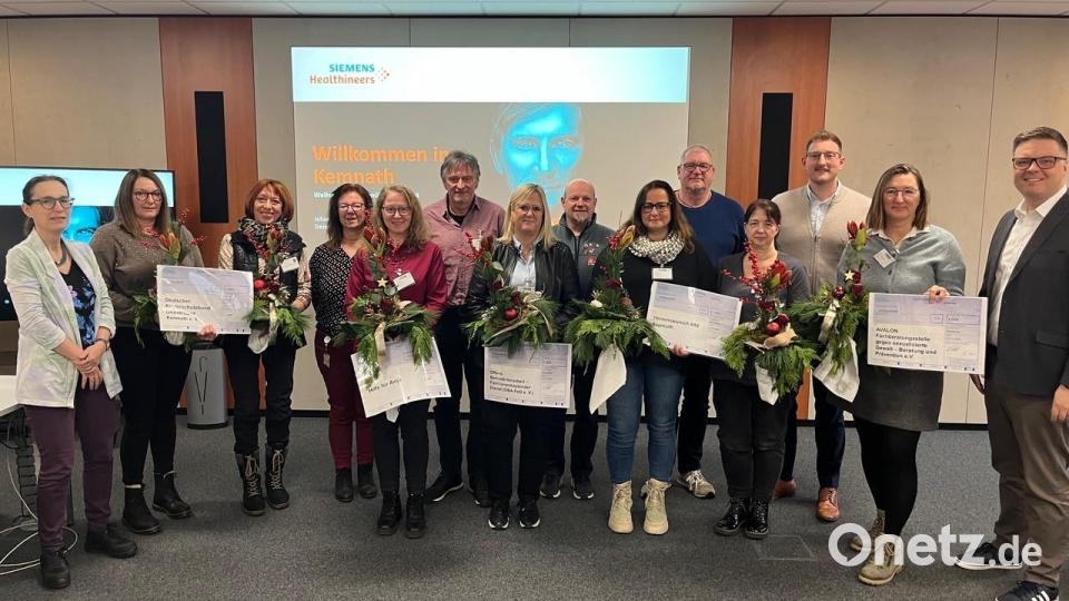 Bei der Spendenübergabe (von links) Gaby Suft (Siemens Healthineers), Marion Götz, Jutta Deiml (beide Kinderschutzbund), Annke Gräbner (Betriebsrätin), Christine Sporrer (Hilfe für Anja), Erwin Bösl, Julia Schmeller (beide OBA/FeD), Wolfgang Drechsler (Betriebsrat), Anja Baumann, Jörg Meier, Alexandra Küfner (alle Herzenswunsch BRK Bayreuth), Markus Wolf (Personalleiter), Gabi Gossow-Look (Avalon) und Johannes Waldhör (Standortleiter). Bild: Thomas Völkl/exb