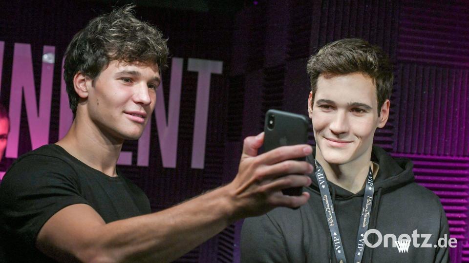 Wincent Weiss, hier mit Wachs-Double, berichtet von Selfie-Anfragen vor der Sauna. (Archivbild) Bild: Jens Kalaene/dpa-Zdntralbild/dpa