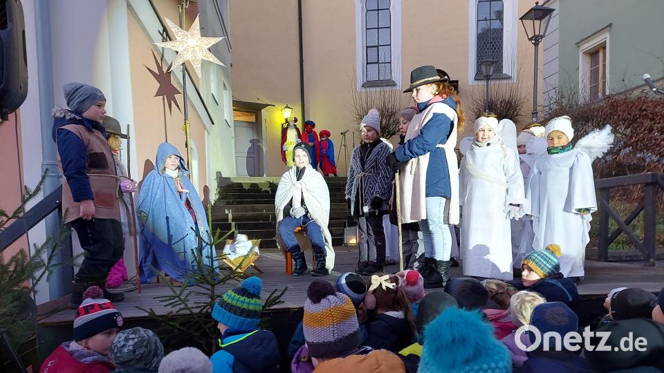 Sowohl die Engel als auch die Heiligen Drei Könige bereiteten ihren Besuch an der Krippe in Oberviechtach recht diskussionsfreudig vor. Bild: lg