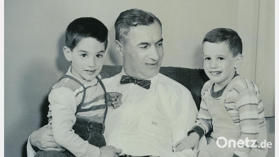 Robert Cooper mit seinen beiden Söhnen Richard (links) und Peter in New Haven im Jahr 1955 Bild: Familienarchiv Kupfer