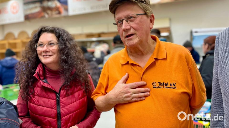 Hat sich ein Herz gefasst: Rainer Sindersberger ist seit kurzem der neue erste Vorsitzende der Tafel. Diana Hermann (links) ist schon lange Geschäftsführerin und bleibt der Tafel als diese erhalten. Bild: Gabi Schönberger