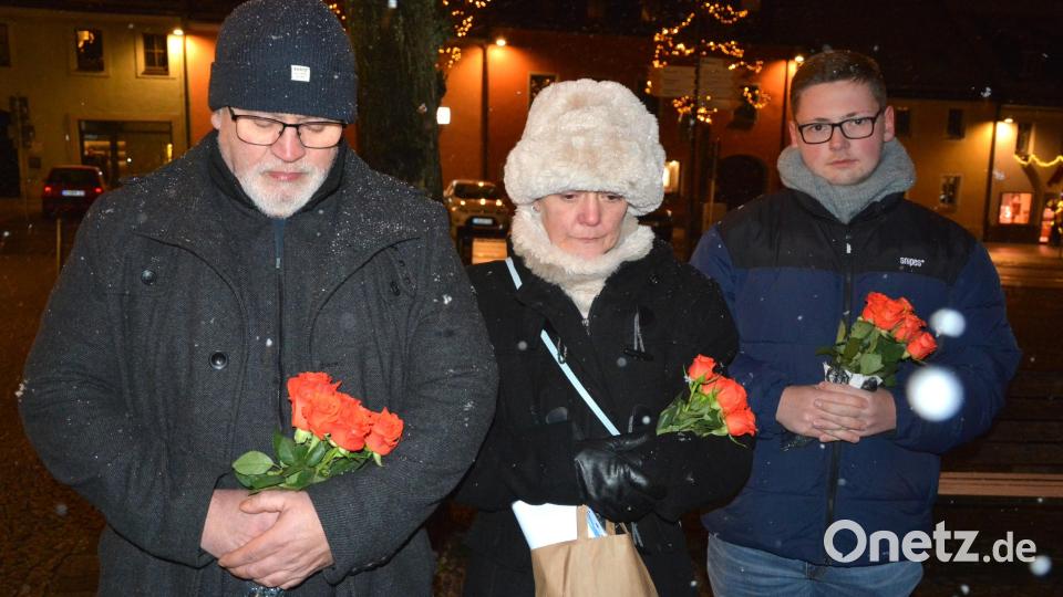 Die Organisatoren (von links) Axel, Katrin und Lars Grünert. Sie wollten ein Zeichen gegen Gewalt und Hass setzen, wie sie sagten. Bild: jr