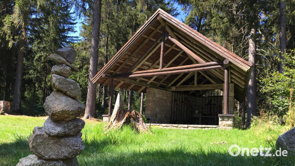 Die Dreifaltigkeitskapelle liegt auf der Route zwischen Oberpfalzturm und Burgruine Weißenstein. Die Kapelle dient nicht nur als Ort der Besinnung, sondern auch als Unterstand. Bild: Hohlheimer