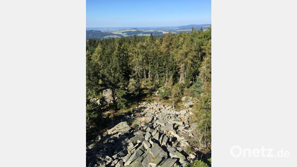 Herausgebrochene Granitbrocken liegen unterhalb des Saubad-Felsens. Bild: Hohlheimer