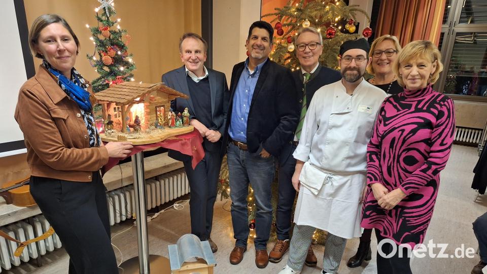 Für die gelungene Weihnachtsfeier dankten Bürgermeister Reinhold Wildenauer, die Stadträte Matthias Holl und Gabriele Laurich sowie Viola Vogelsang-Reichl von Aktion „Lichtblicke“ den Organisatoren um Diakon Karl Rühl und Elisabeth Hirn. Bild: Hirn