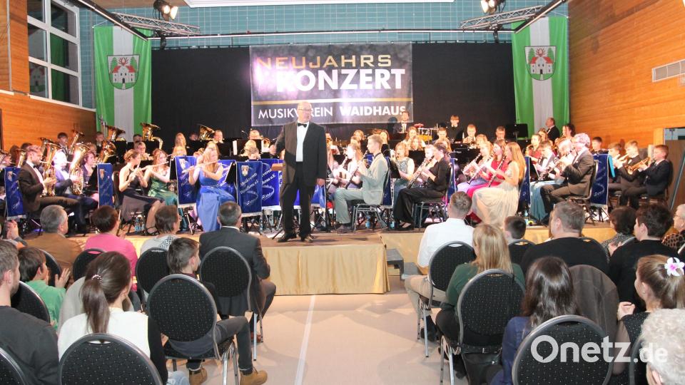 Das Große Vereinsorchester des Musikvereins Waidhaus begeistert beim ersten Neujahrskonzert in der ausverkauften Turnhalle. Bild: pi
