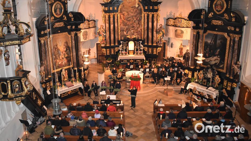 Die Pfarrkirche Pressath war zum Weihnachtskonzert der Musikschule Vierstädtedreieck voll besetzt. Bild: rgr
