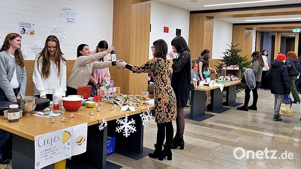 Leckereien und Basteleien gab es beim Basar im Vorfeld des großen Weihnachtskonzerts am Gymnasium Neustdt/WN. Bild: R. Kreuzer