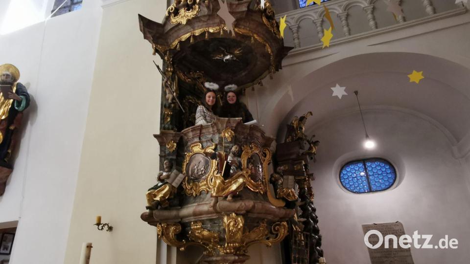 Magdalene Eckert und Christina Klug auf der Empore übernehmen die Rolle der Engel Micha und Noel. Bild: gz