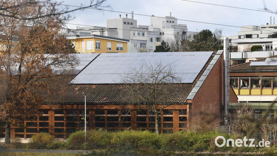 Auch das Turnhallendach der Clausnitzerschule ist undicht. Die Planungsphase für die Sanierung soll 2025 starten. Bild: Gabi Schönberger