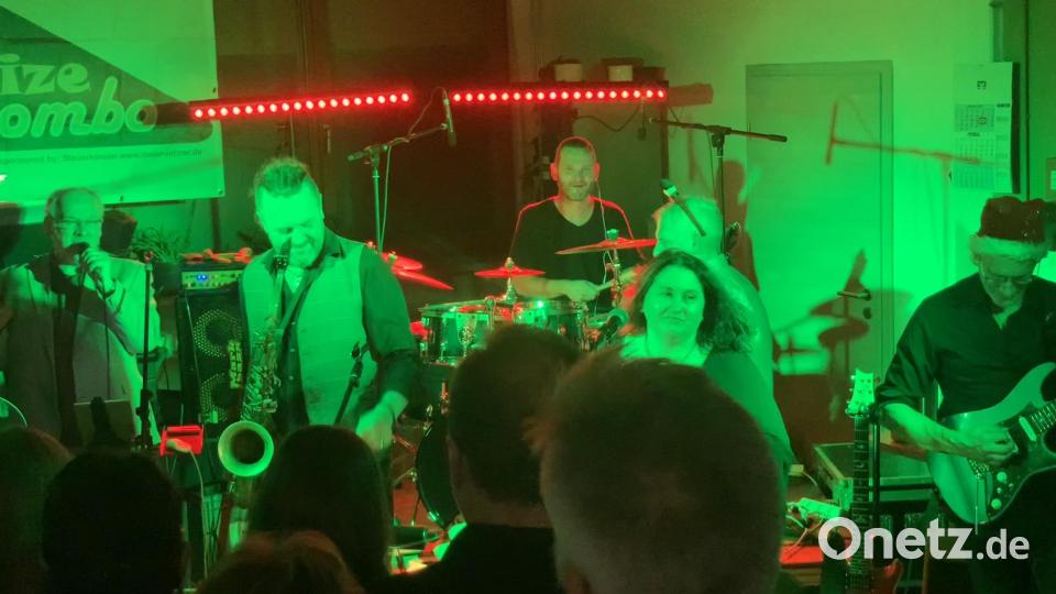 Die Band King-Size-Combo am Singen. Bild: dus