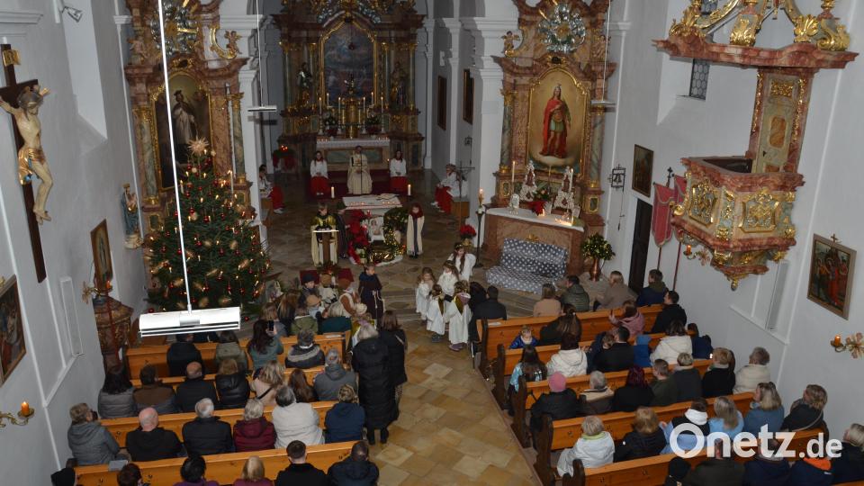 Dekan Alexander Hösl feiert mit vielen Kirchenbesuchern die Heilige Nacht. Bild: dob