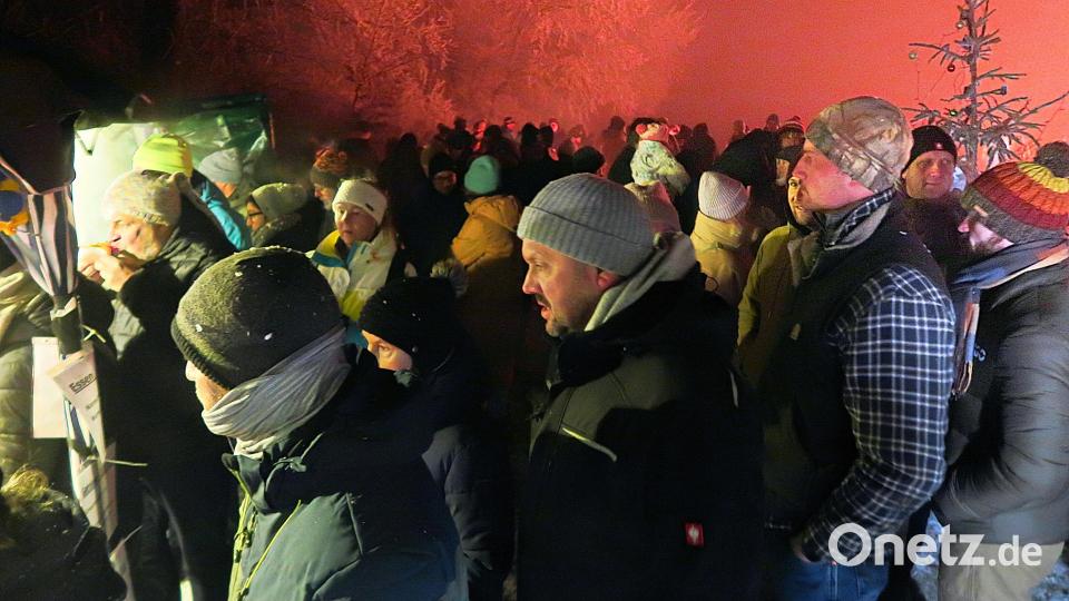 An den Verkaufsständen bildeten sich lange Warteschlangen Bild: bsc