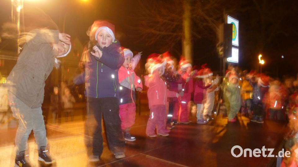 Die Kinderturngruppe des FC zaubert bei der Marktweihnacht Weihnachtsstimmung auf die Bühne. Bild: bk