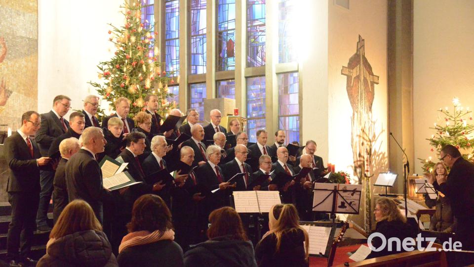 Der Männergesangverein Frohsinn singt zu Beginn des Konzertes über einen &quot;Advent, so gnadenreich&quot;. Bild: bey