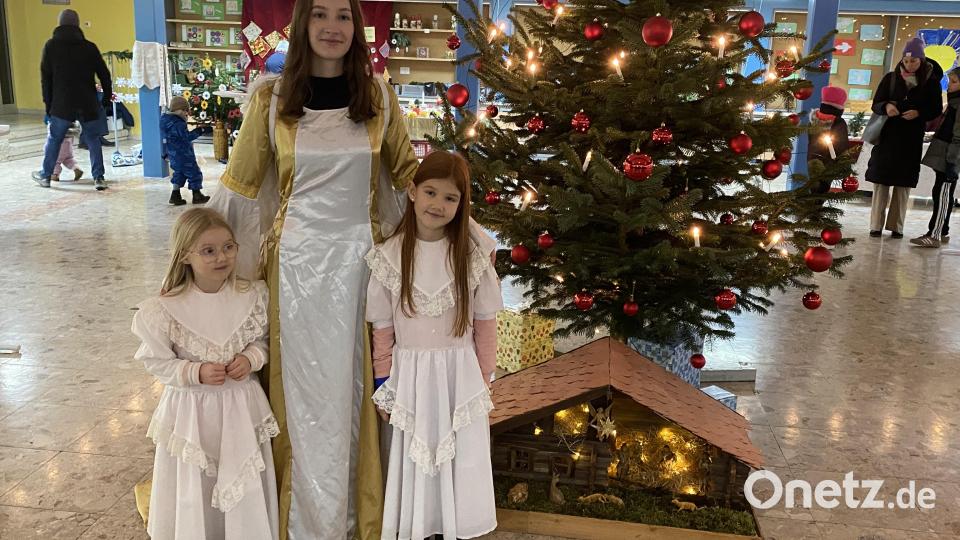 Das Christkind (Leonie Planer) mit seinen Engeln (von links Sara und Anja Braun) an der Krippe Bild: Josef Glas