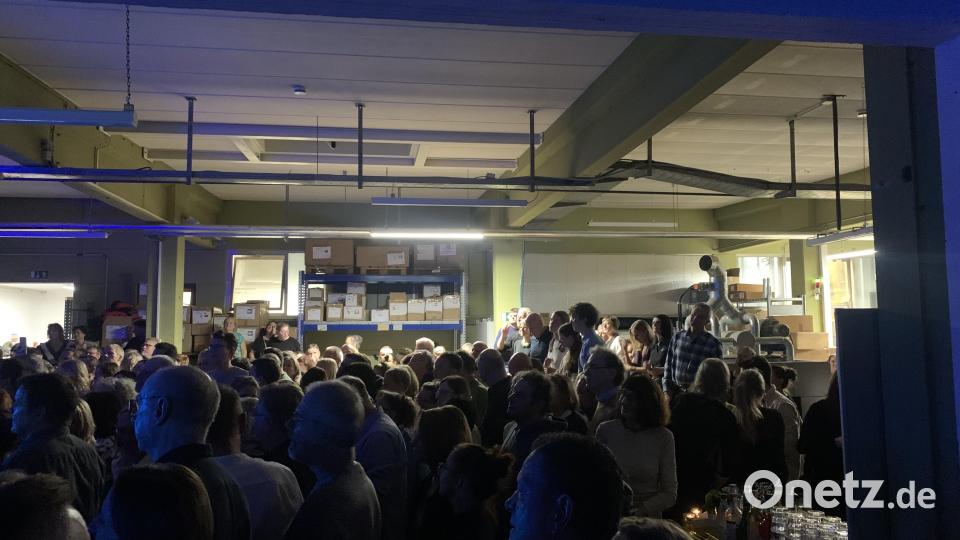 Die feierfreudigen Besucher der Flosser Christmas-Party. Bild: dus