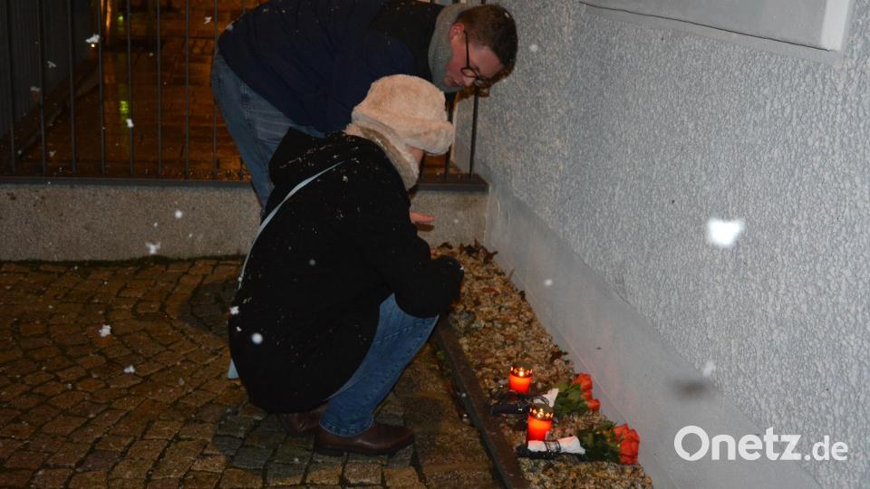 Die Familie Grünert legte Blumen nieder und entzündete Kerzen. Bild: jr